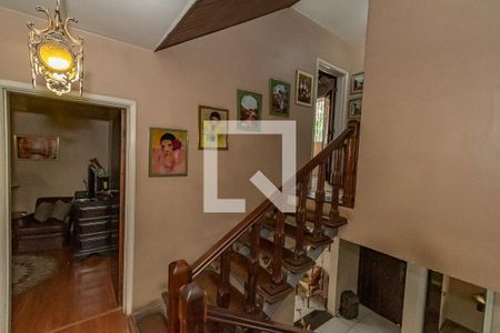 Casa à venda com 278m², 4 quartos e 4 vagas Casa à venda com 278m², 4 quartos e 4 vagasEscadas