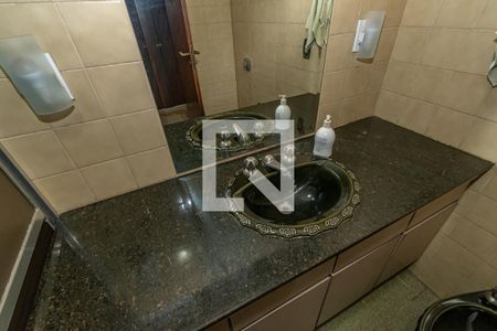 Casa à venda com 278m², 4 quartos e 4 vagas Casa à venda com 278m², 4 quartos e 4 vagasDetalhe Banheiro Social