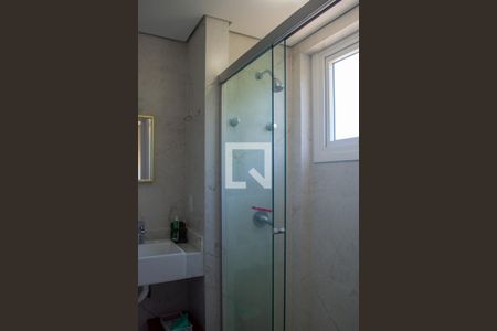 Casa de condomínio à venda com 306m², 3 quartos e sem vaga Casa de condomínio à venda com 306m², 3 quartos e sem vagaBanheiro suite 2