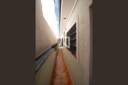 Casa à venda com 110m², 2 quartos e 2 vagasCorredor lateral