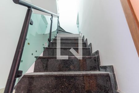 Casa à venda com 117m², 2 quartos e 2 vagas Casa à venda com 117m², 2 quartos e 2 vagasEscada