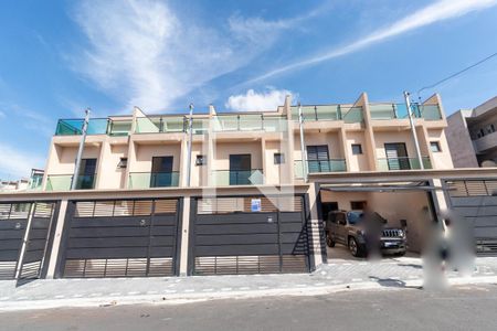Casa à venda com 117m², 2 quartos e 2 vagas Casa à venda com 117m², 2 quartos e 2 vagasFachada