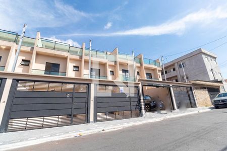 Casa à venda com 117m², 2 quartos e 2 vagas Casa à venda com 117m², 2 quartos e 2 vagasFachada
