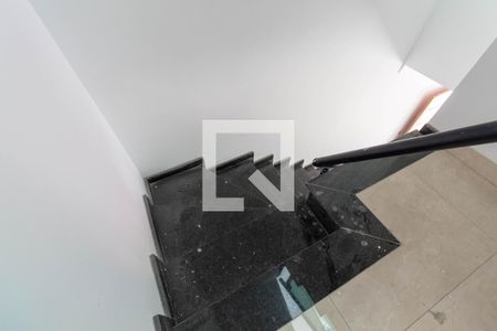 Casa à venda com 117m², 2 quartos e 2 vagas Casa à venda com 117m², 2 quartos e 2 vagasEscada