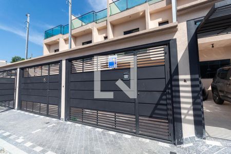 Casa à venda com 117m², 2 quartos e 2 vagas Casa à venda com 117m², 2 quartos e 2 vagasFachada