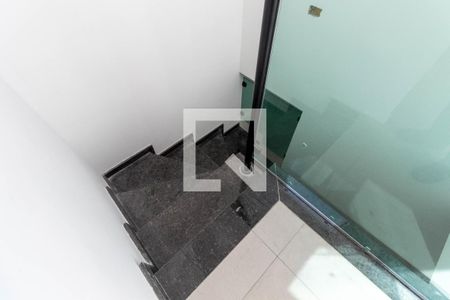 Casa à venda com 117m², 2 quartos e 2 vagas Casa à venda com 117m², 2 quartos e 2 vagasEscada