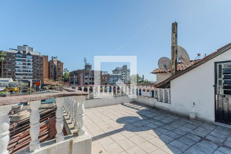 Casa à venda com 385m², 6 quartos e 3 vagas Casa à venda com 385m², 6 quartos e 3 vagasTerraço