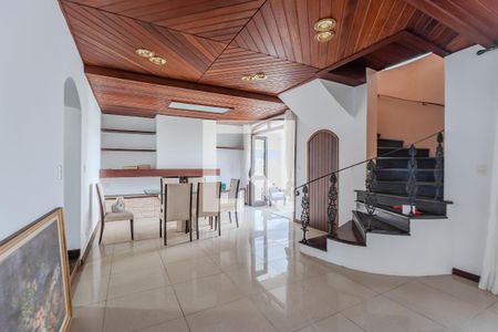 Casa à venda com 385m², 6 quartos e 3 vagas Casa à venda com 385m², 6 quartos e 3 vagasSala