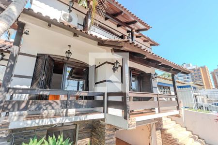 Casa à venda com 385m², 6 quartos e 3 vagas Casa à venda com 385m², 6 quartos e 3 vagasFachada