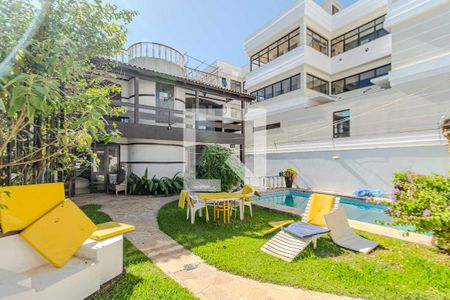 Casa à venda com 385m², 6 quartos e 3 vagas Casa à venda com 385m², 6 quartos e 3 vagasÁrea externa