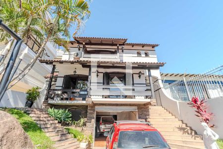 Casa à venda com 385m², 6 quartos e 3 vagas Casa à venda com 385m², 6 quartos e 3 vagasFachada