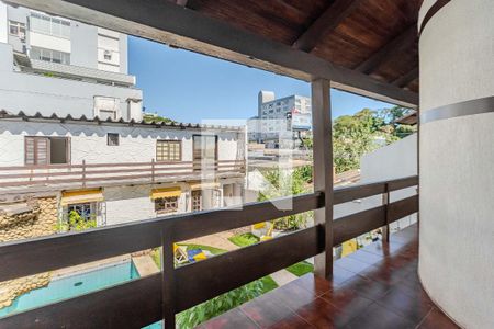 Casa à venda com 385m², 6 quartos e 3 vagas Casa à venda com 385m², 6 quartos e 3 vagasQuarto 5