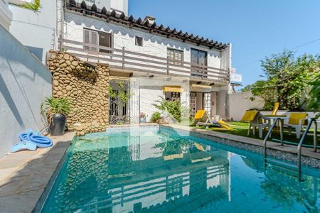 Casa à venda com 385m², 6 quartos e 3 vagas Casa à venda com 385m², 6 quartos e 3 vagasPiscina