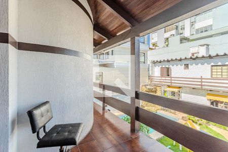 Casa à venda com 385m², 6 quartos e 3 vagas Casa à venda com 385m², 6 quartos e 3 vagasQuarto 5