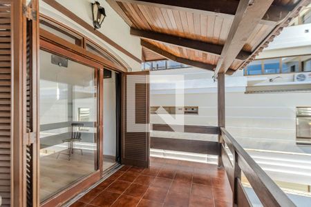 Casa à venda com 385m², 6 quartos e 3 vagas Casa à venda com 385m², 6 quartos e 3 vagasQuarto 5