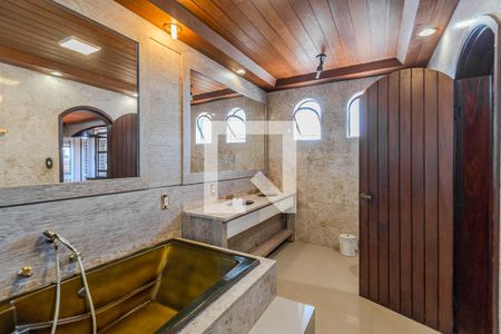 Casa à venda com 385m², 6 quartos e 3 vagas Casa à venda com 385m², 6 quartos e 3 vagasSuíte