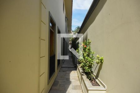 Casa à venda com 600m², 4 quartos e 6 vagasLateral