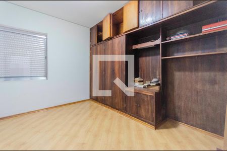 Casa à venda com 404m², 5 quartos e 3 vagas Casa à venda com 404m², 5 quartos e 3 vagasQuarto 2