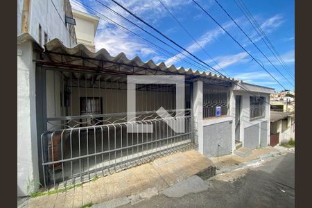 Casa à venda com 172m², 3 quartos e 2 vagas Casa à venda com 172m², 3 quartos e 2 vagasFachada