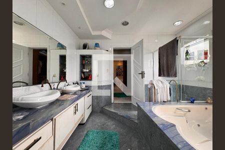 Casa à venda com 335m², 5 quartos e 3 vagas Casa à venda com 335m², 5 quartos e 3 vagasBanheiro da Suíte 1