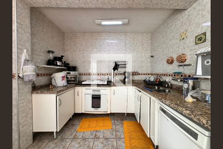 Casa à venda com 335m², 5 quartos e 3 vagas Casa à venda com 335m², 5 quartos e 3 vagasCozinha