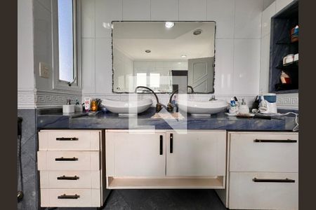 Casa à venda com 335m², 5 quartos e 3 vagas Casa à venda com 335m², 5 quartos e 3 vagasBanheiro da Suíte 1