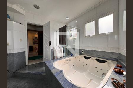 Casa à venda com 335m², 5 quartos e 3 vagas Casa à venda com 335m², 5 quartos e 3 vagasBanheiro da Suíte