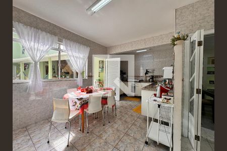 Casa à venda com 335m², 5 quartos e 3 vagas Casa à venda com 335m², 5 quartos e 3 vagasCozinha