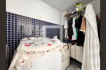 Casa à venda com 335m², 5 quartos e 3 vagas Casa à venda com 335m², 5 quartos e 3 vagasLavanderia