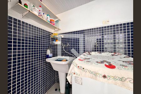 Casa à venda com 335m², 5 quartos e 3 vagas Casa à venda com 335m², 5 quartos e 3 vagasLavanderia