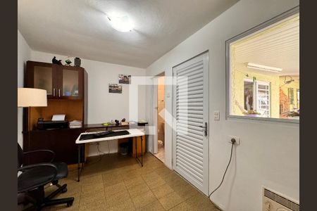 Casa à venda com 335m², 5 quartos e 3 vagas Casa à venda com 335m², 5 quartos e 3 vagasQuarto de Serviço