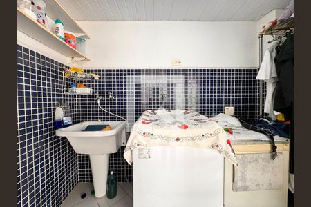 Casa à venda com 335m², 5 quartos e 3 vagas Casa à venda com 335m², 5 quartos e 3 vagasLavanderia