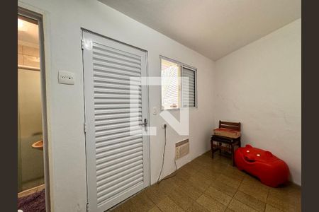 Casa à venda com 335m², 5 quartos e 3 vagas Casa à venda com 335m², 5 quartos e 3 vagasQuarto de Serviço