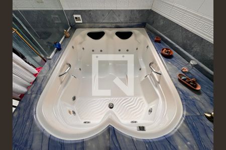 Casa à venda com 335m², 5 quartos e 3 vagas Casa à venda com 335m², 5 quartos e 3 vagasBanheiro da Suíte 1