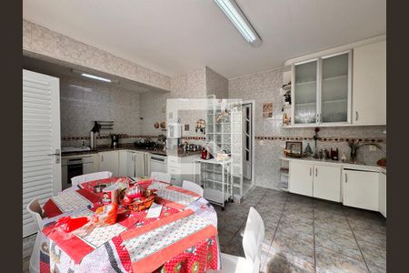 Casa à venda com 335m², 5 quartos e 3 vagas Casa à venda com 335m², 5 quartos e 3 vagasCozinha