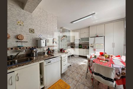 Casa à venda com 335m², 5 quartos e 3 vagas Casa à venda com 335m², 5 quartos e 3 vagasCozinha