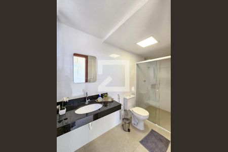 Casa de condomínio à venda com 290m², 4 quartos e 4 vagas Casa de condomínio à venda com 290m², 4 quartos e 4 vagasBanheiro Social -área gourmet