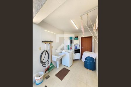 Casa de condomínio à venda com 290m², 4 quartos e 4 vagas Casa de condomínio à venda com 290m², 4 quartos e 4 vagasÁrea de Serviço