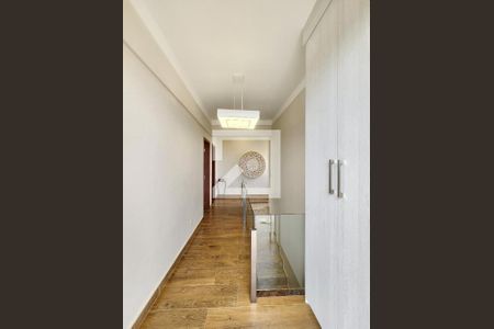 Casa de condomínio à venda com 290m², 4 quartos e 4 vagas Casa de condomínio à venda com 290m², 4 quartos e 4 vagasCorredor 2 andar