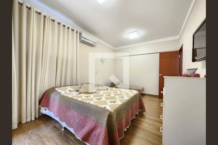 Casa de condomínio à venda com 290m², 4 quartos e 4 vagas Casa de condomínio à venda com 290m², 4 quartos e 4 vagasQuarto Suíte Junior