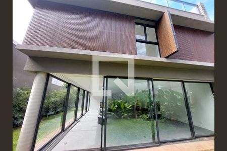 Casa à venda com 707m², 5 quartos e 6 vagas Casa à venda com 707m², 5 quartos e 6 vagasÁrea externa