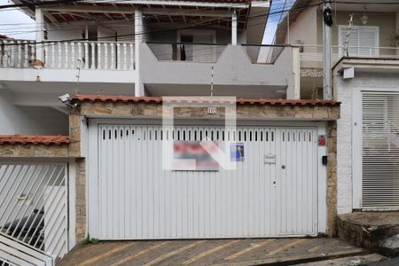 Casa à venda com 330m², 3 quartos e 4 vagas Casa à venda com 330m², 3 quartos e 4 vagasFachada