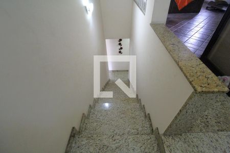 Casa à venda com 350m², 3 quartos e 3 vagasEscada para o último andar