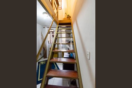 Casa à venda com 98m², 2 quartos e 1 vaga Casa à venda com 98m², 2 quartos e 1 vagaEscada