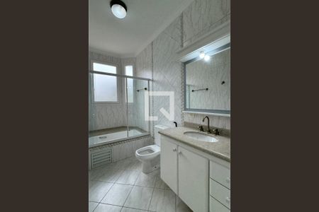 Casa de condomínio à venda com 400m², 4 quartos e 4 vagasBanheiro da Suíte 2