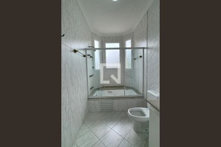 Casa de condomínio à venda com 400m², 4 quartos e 4 vagasBanheiro da Suíte 2