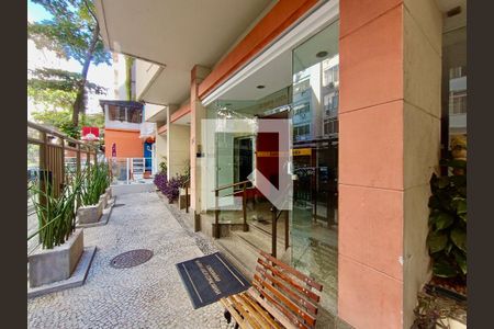 Apartamento à venda com 120m², 3 quartos e sem vaga Apartamento à venda com 120m², 3 quartos e sem vagaFachada com cartaz QA