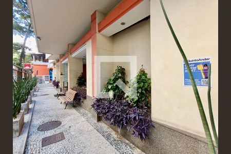 Apartamento à venda com 120m², 3 quartos e sem vaga Apartamento à venda com 120m², 3 quartos e sem vagaFachada com cartaz QA
