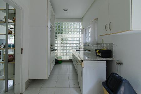 Casa de condomínio à venda com 440m², 4 quartos e 4 vagas Casa de condomínio à venda com 440m², 4 quartos e 4 vagasÁrea de Serviço