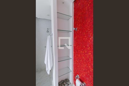 Casa de condomínio à venda com 440m², 4 quartos e 4 vagas Casa de condomínio à venda com 440m², 4 quartos e 4 vagasBanheiro Quarto 1